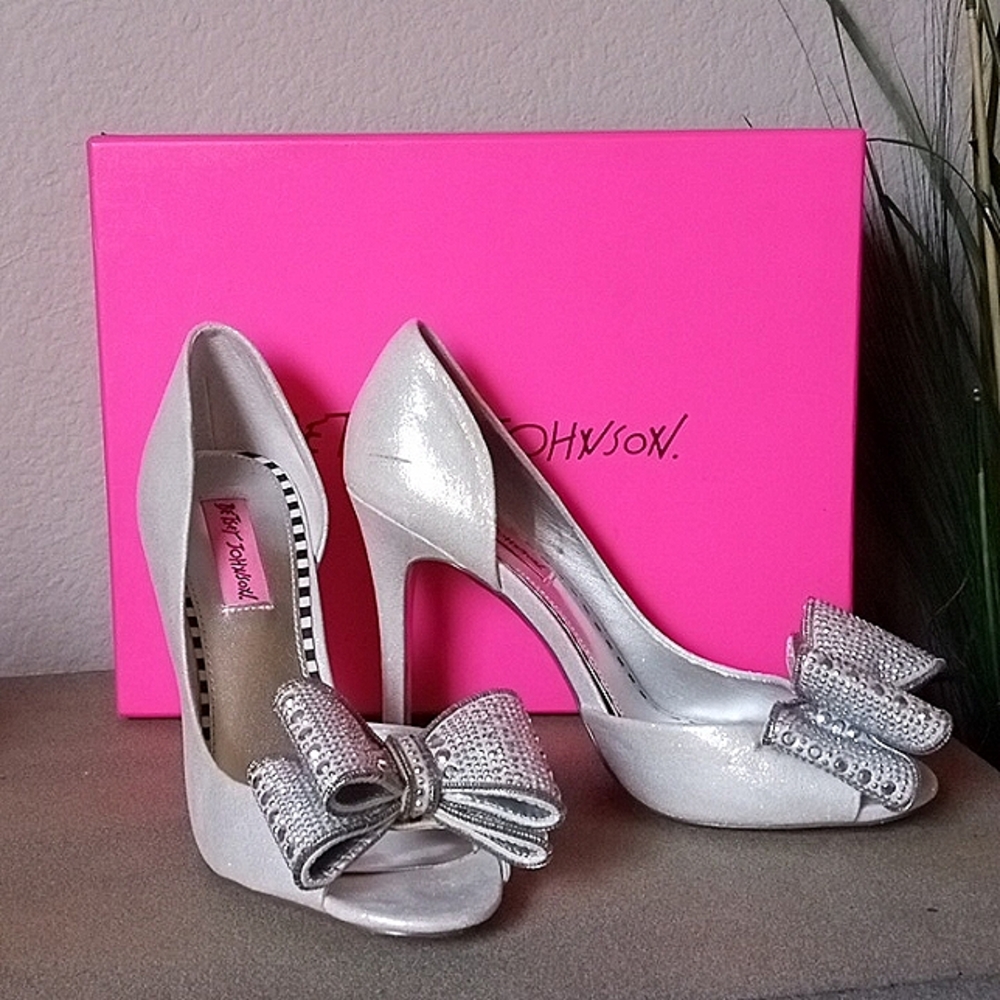 BETSEY JOHNSON Glendah Silver Studded Bow D'Orsey Pump Heels. 8.5